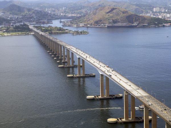 Navio colide com ponte Rio-Niterói e via é fechada nos dois sentidos