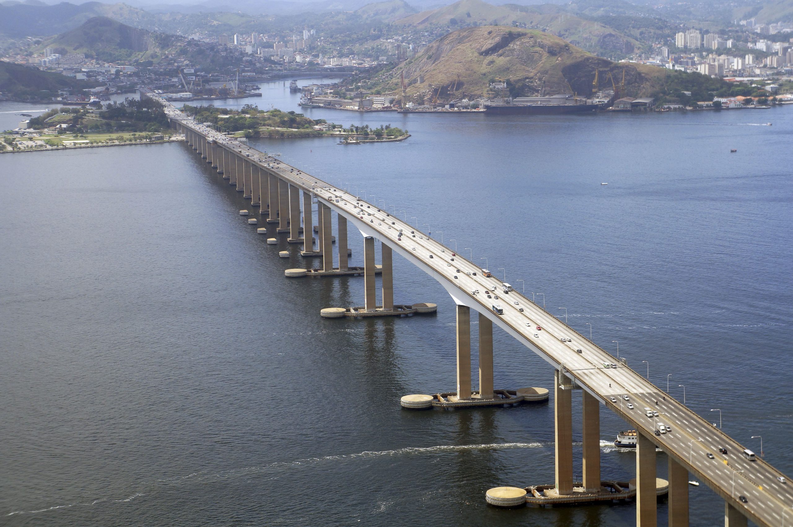 Navio colide com ponte Rio-Niterói e via é fechada nos dois sentidos
