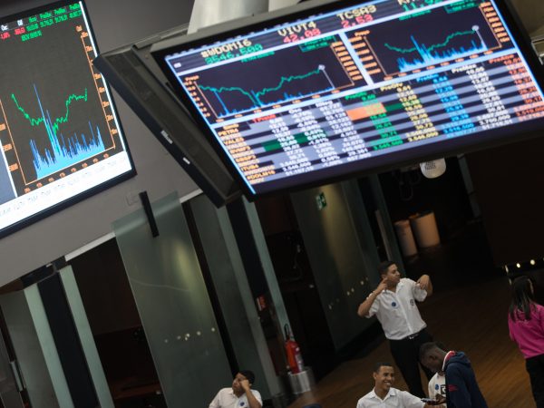 Ibovespa inicia abril em baixa de 0,87%, aos 126,9 mil pontos
