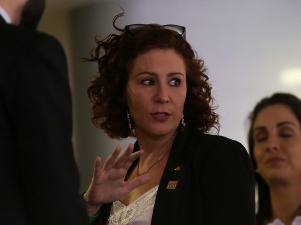 Twitter suspende conta de Carla Zambelli após decisão judicial