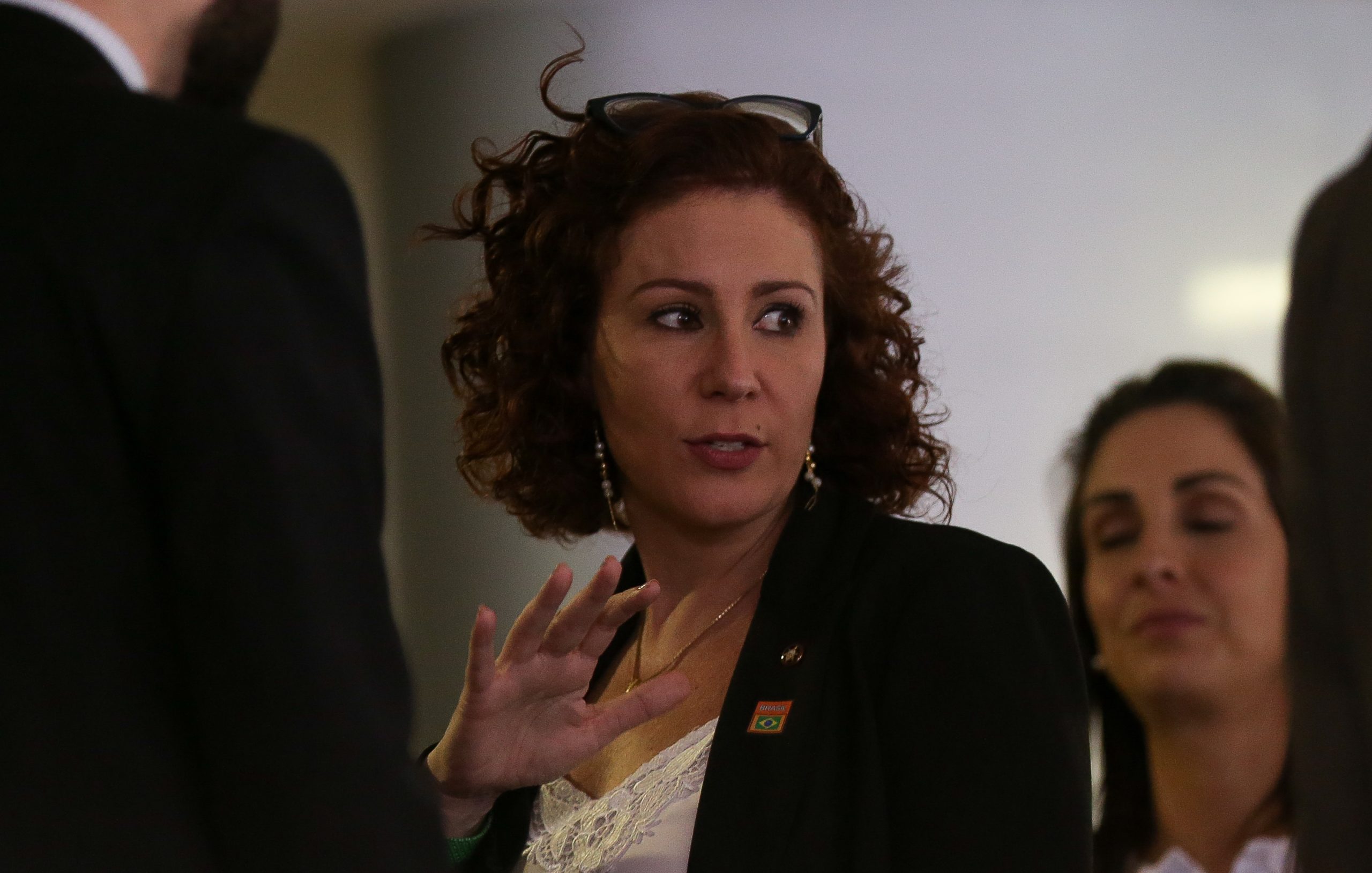 Twitter suspende conta de Carla Zambelli após decisão judicial