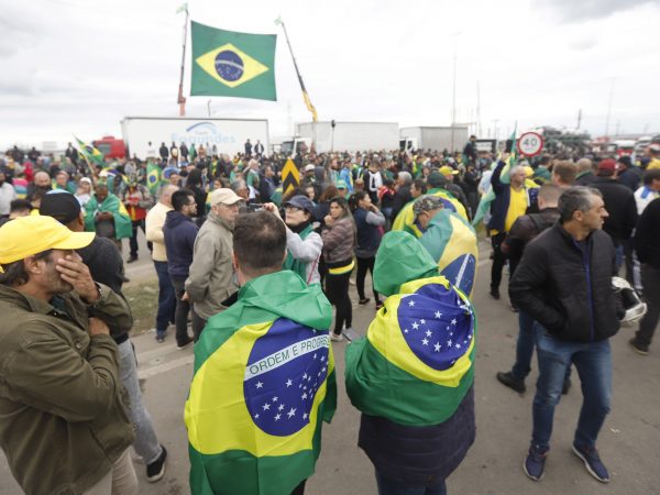 Violência escala em atos antidemocráticos, e autoridades apuram terrorismo