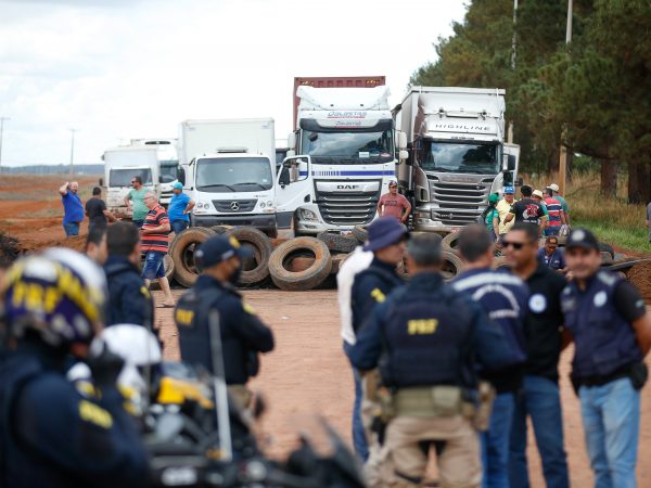 PRF: 11 rodovias seguem com pontos interditados por manifestantes