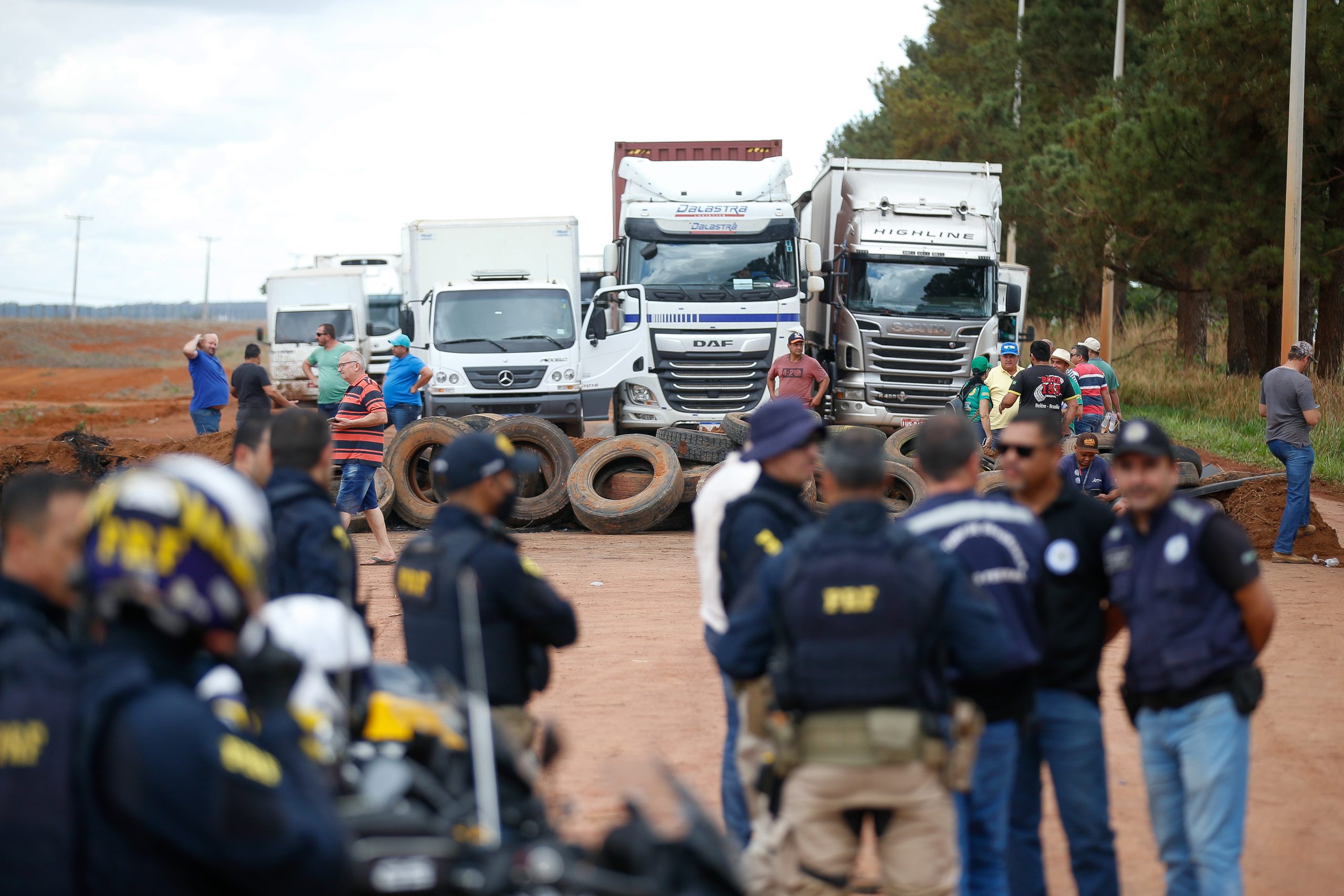 PRF: 11 rodovias seguem com pontos interditados por manifestantes