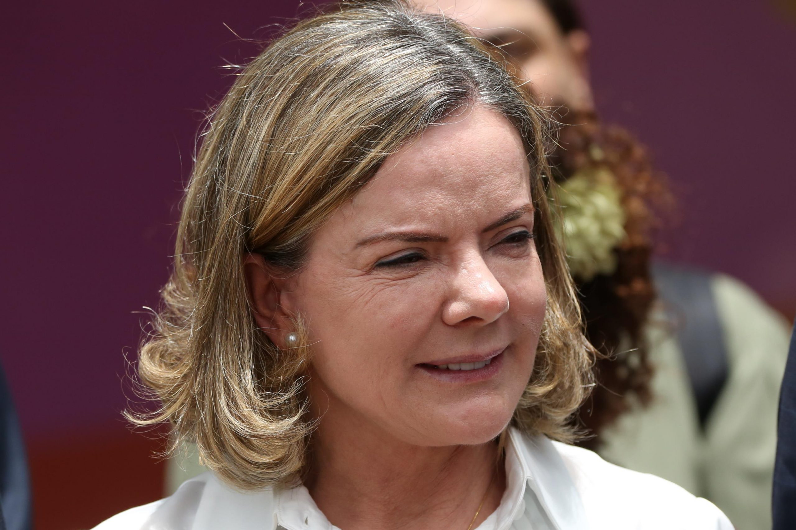 Gleisi faz ressalva a arcabouço fiscal e planeja debater com Haddad