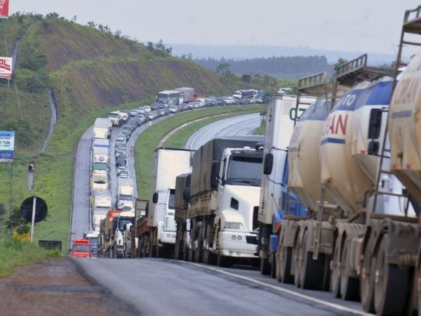 Caminhoneiros voltam a bloquear rodovias em ao menos três estados