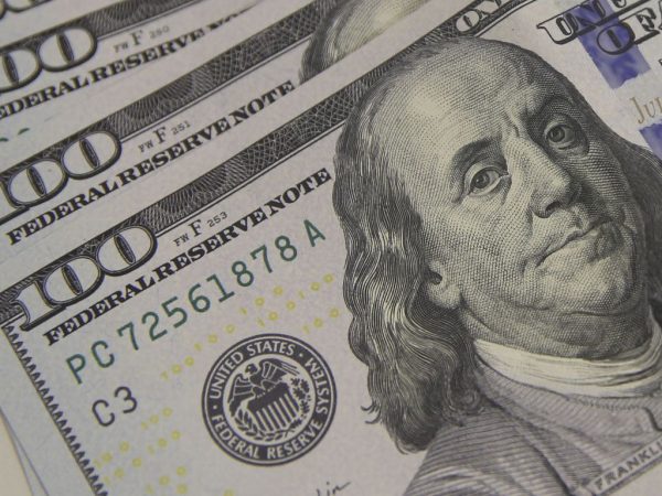 Dólar volta a fechar acima de R$ 4,90 com juros altos nos EUA