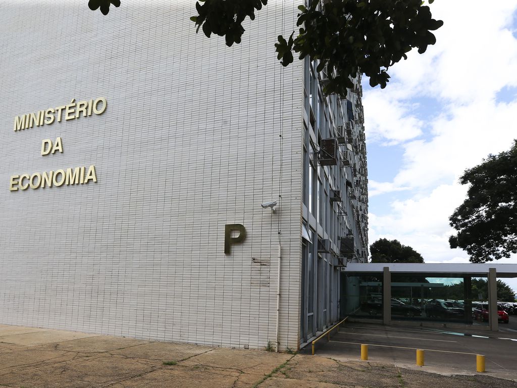 Projeção de superávit primário em 2022 sobe para R$ 23,36 bilhões