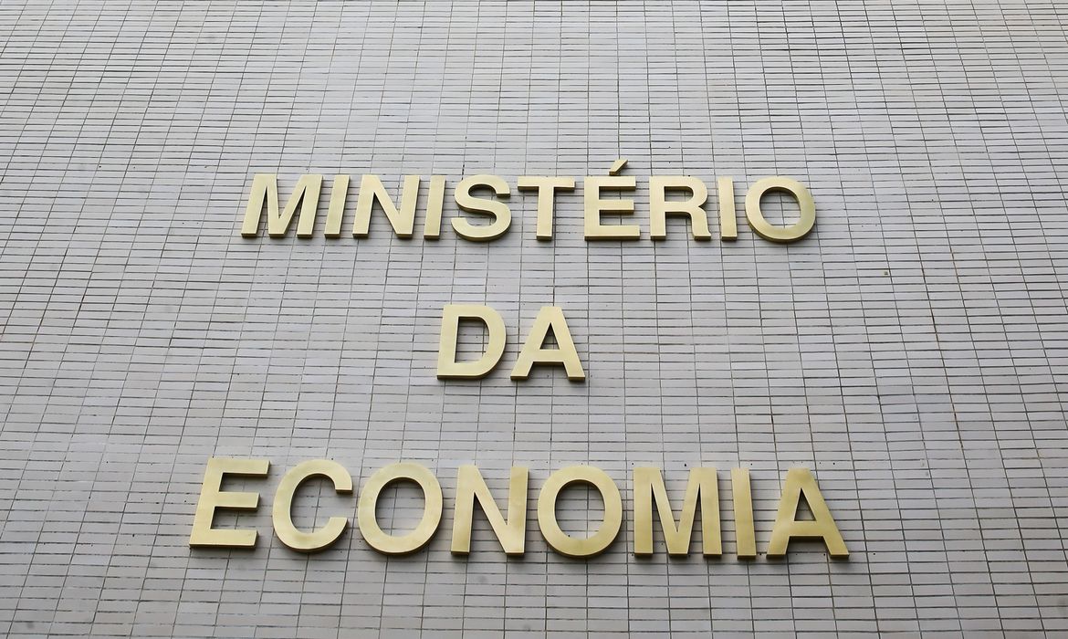 Governo bloqueia mais R$ 5,7 bi do Orçamento para cumprir teto