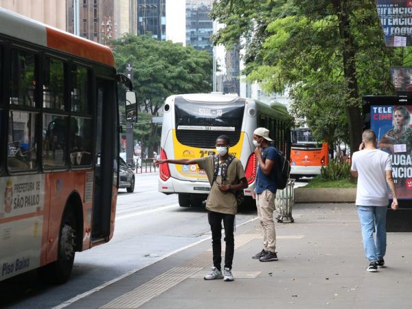 Uso de máscara volta a ser obrigatório no transporte público de SP