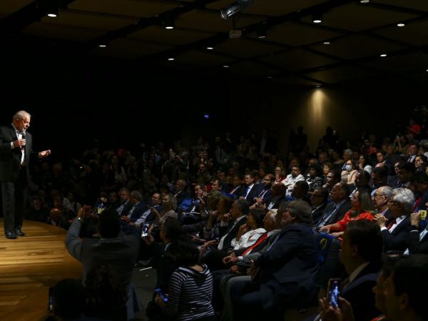Presidente eleito se encontra com parlamentares e diz que vai dialogar
