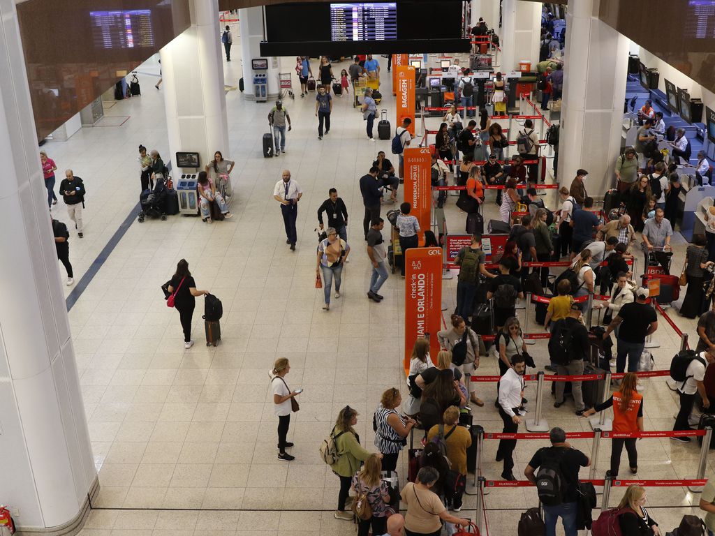 Anvisa aprova volta do uso de máscaras em aviões e aeroportos