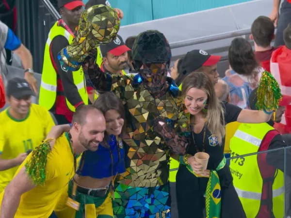 Eduardo Bolsonaro é criticado após flagra na Copa do Qatar
