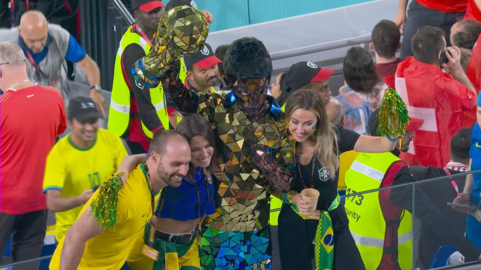 Eduardo Bolsonaro é criticado após flagra na Copa do Qatar