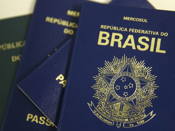 PF vai suspender emissão de novos passaportes por falta de verba