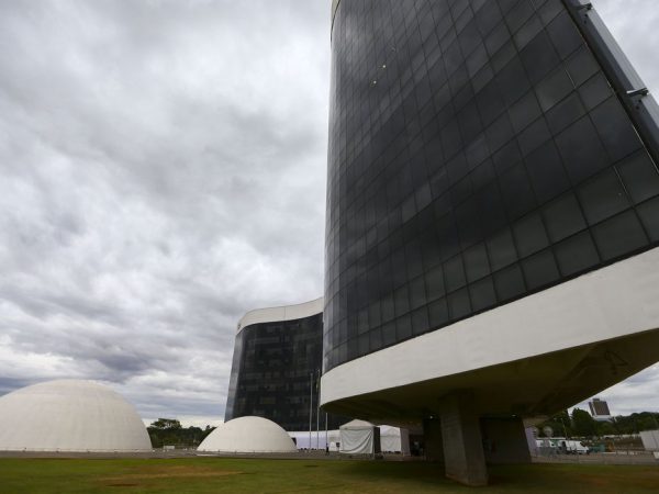 Moraes desbloqueia recursos do PP e Republicanos em ação sobre urnas