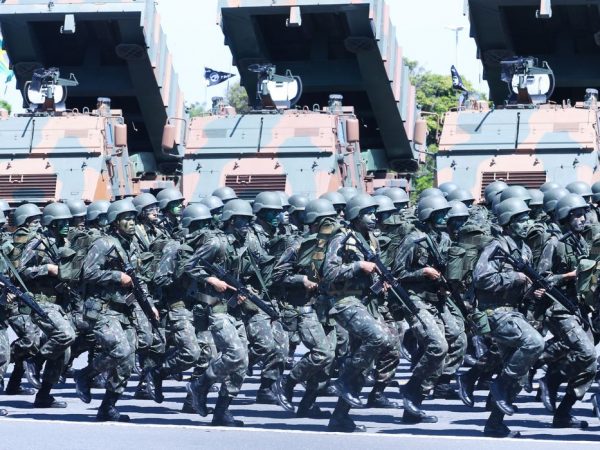 Decretos oficializam troca de comando no Exército