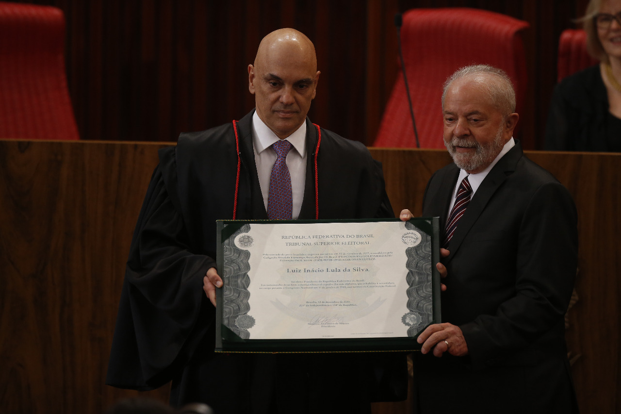 Lula defende democracia em discurso após diplomação