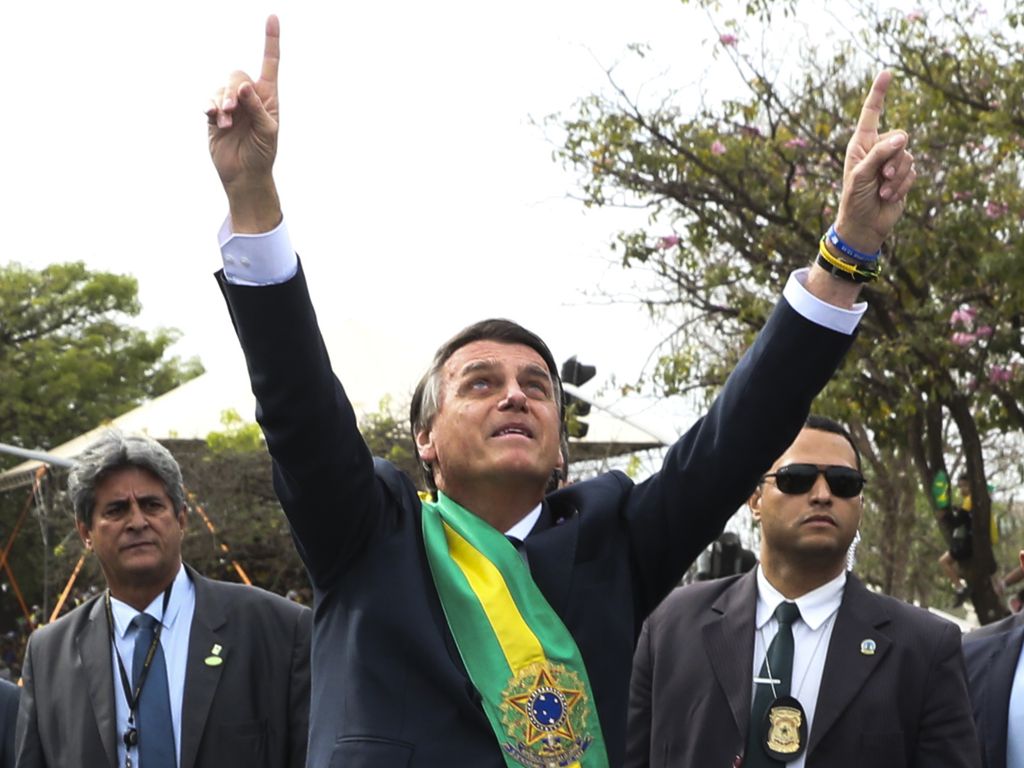 Lira concede aposentadoria a Bolsonaro, e valor deve superar R$ 30 mil