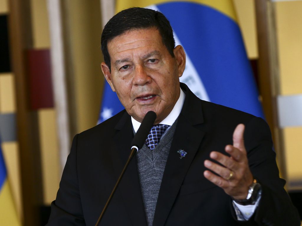 Com Bolsonaro fora, Mourão prepara discurso em rede nacional na véspera da posse de Lula