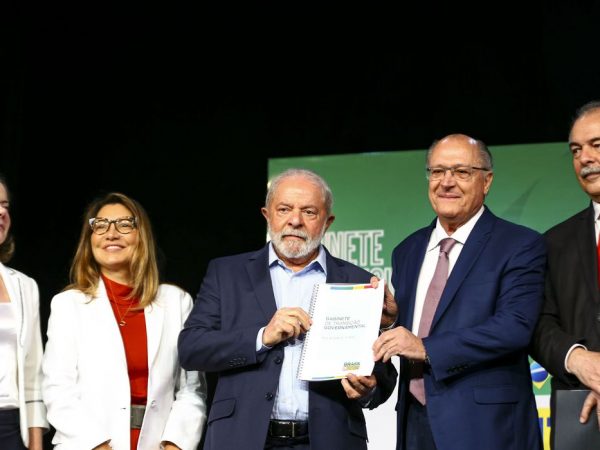 Relatório do governo de transição sugere revogação de normas