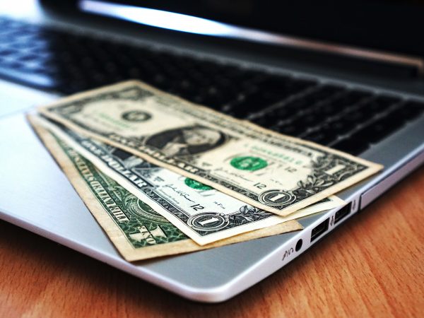 Dólar recua com PEC da Gastança e Lei das Estatais enfrentando resistências no Congresso