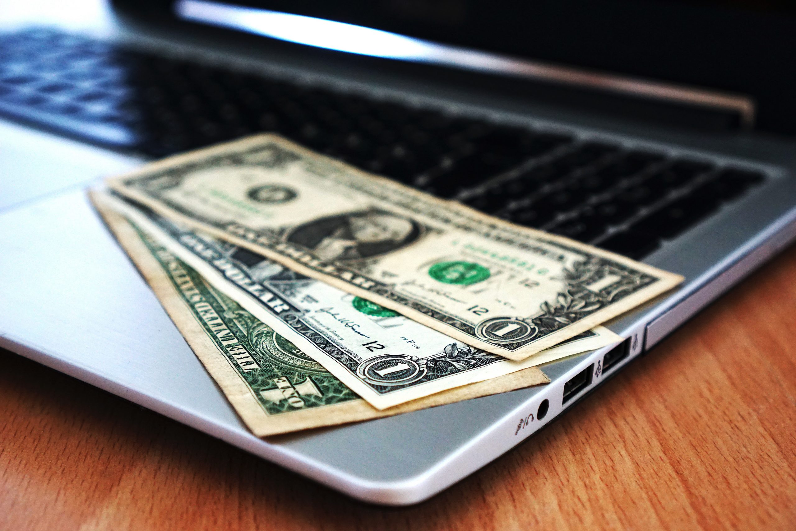 Dólar recua com PEC da Gastança e Lei das Estatais enfrentando resistências no Congresso