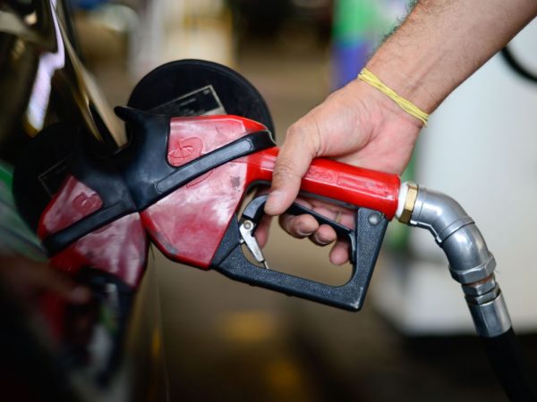 Preço da gasolina fica estável pela segunda semana seguida