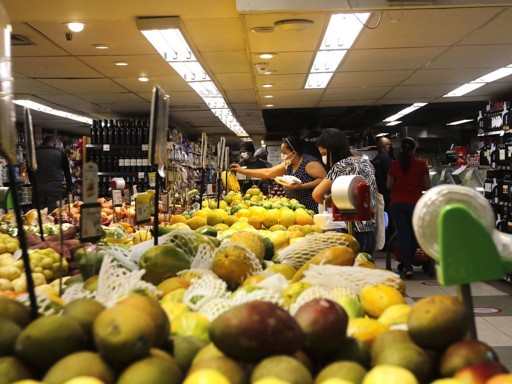 Consumo nos lares brasileiros encerra 2022 com alta de 3,89%