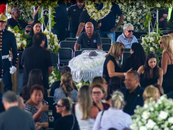 Corpo do Rei Pelé começa a ser velado na Vila Belmiro