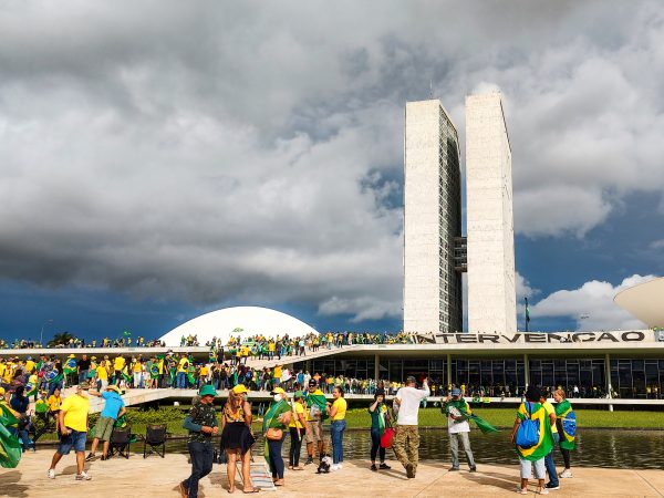 Golpistas invadem áreas do Planalto, Congresso e STF; PM reage com bombas