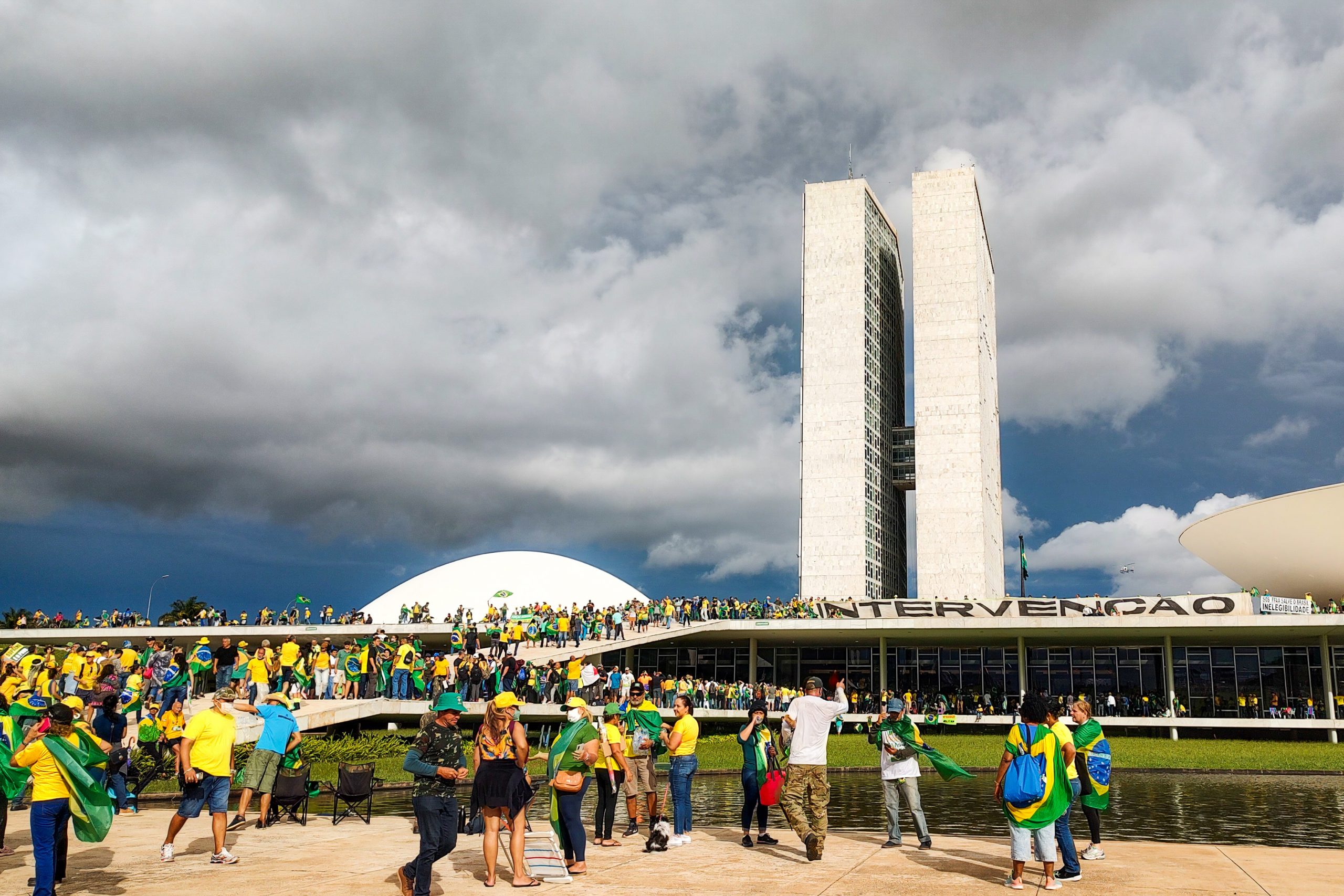 Golpistas invadem áreas do Planalto, Congresso e STF; PM reage com bombas