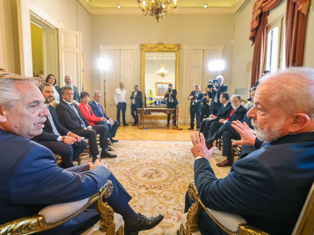 Moeda comum entre Brasil e Argentina está sendo trabalhada, diz Lula
