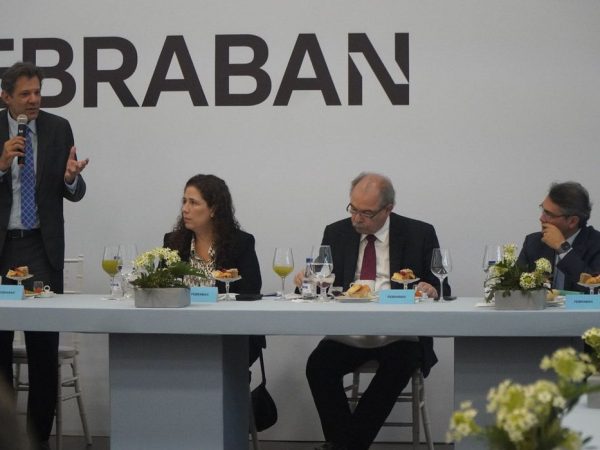“É uma vergonha o que está acontecendo no Carf”, diz Haddad