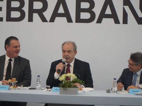 Após encontro com Febraban, Mercadante defende redução na TLP