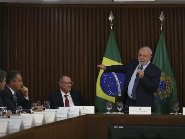 Lula acerta criação de plano comum de obras com governadores