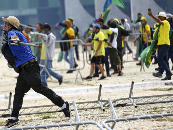 Lula decreta intervenção na segurança do DF, culpa Bolsonaro e chama invasores de fascistas