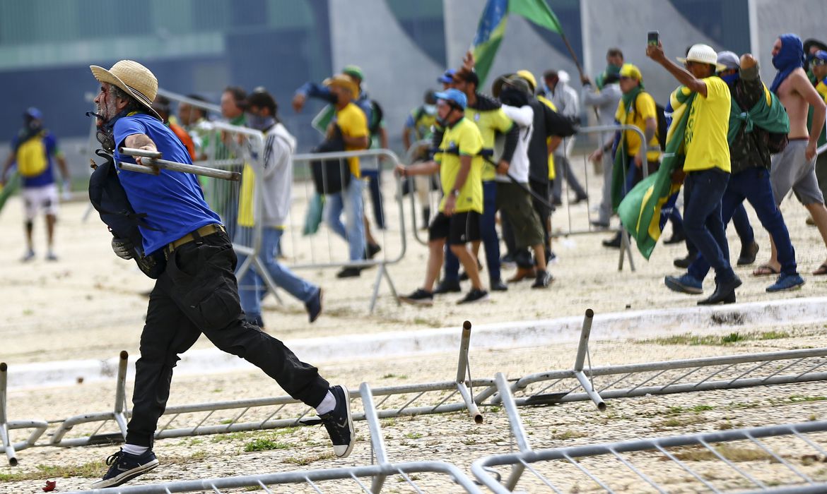 Lula decreta intervenção na segurança do DF, culpa Bolsonaro e chama invasores de fascistas