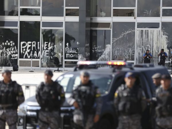 Moraes mantém prisão de 140 detidos por ataques golpistas e libera 60