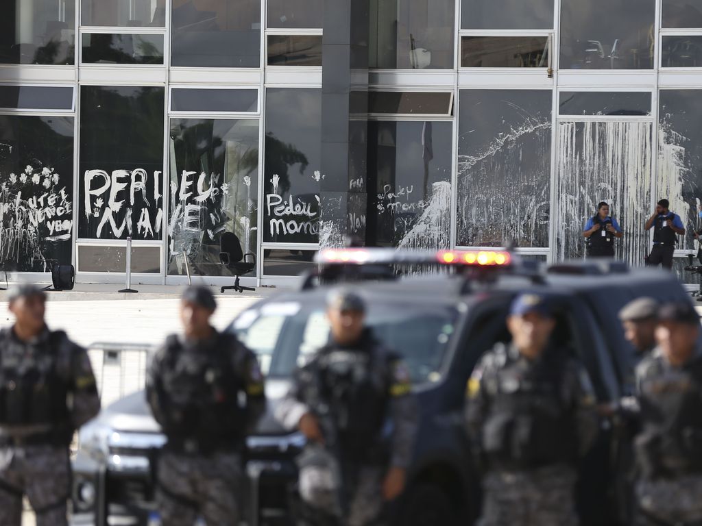 Moraes mantém prisão de 140 detidos por ataques golpistas e libera 60
