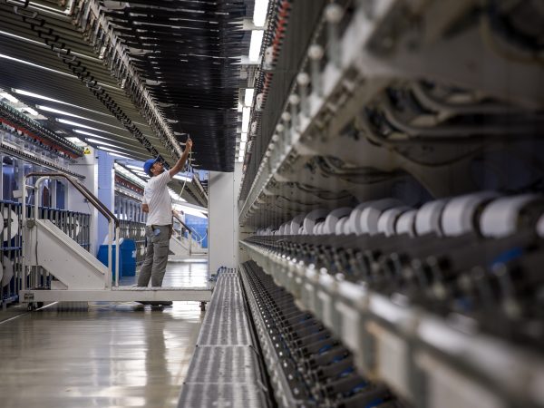 Produção e emprego da indústria recuam em janeiro, mostra CNI