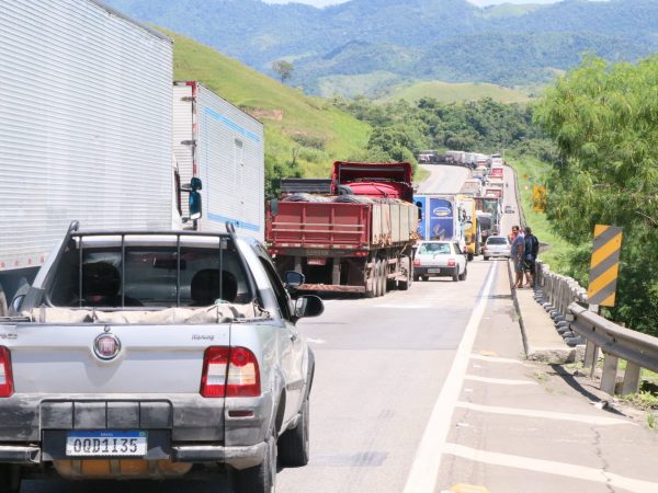 Pista da Dutra no sentido do RJ é liberada após sete horas