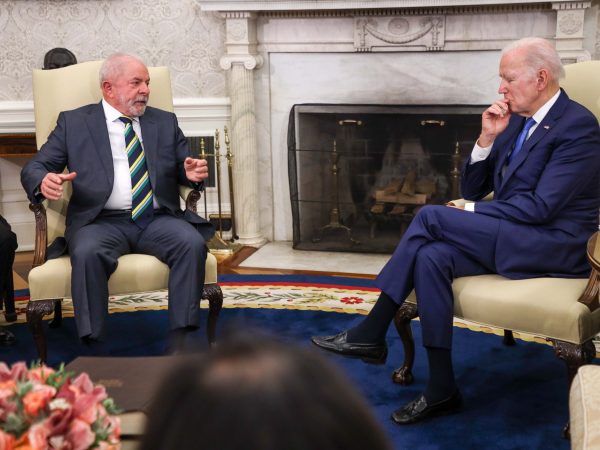 Brasil cede aos EUA e inclui linguagem mais dura à Rússia em comunicado de Lula e Biden