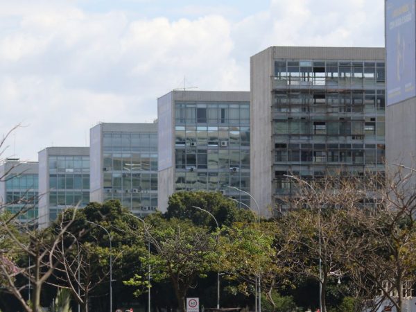 Mesa de negociação permanente com servidores públicos é retomada 