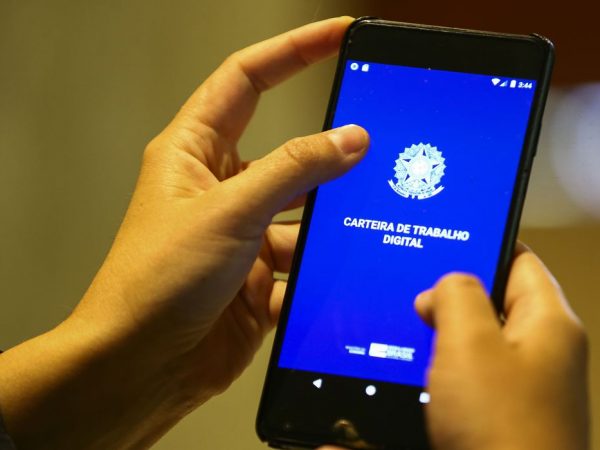Emprego sem carteira assinada atingiu volume recorde em 2022