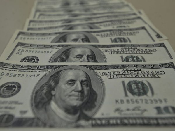 Dólar fecha em alta e Bolsa caminha para encerrar o dia em baixa após discurso de Powell