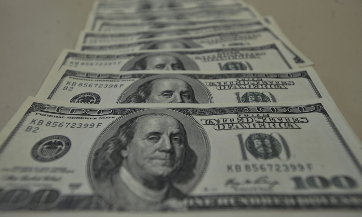 Dólar fecha em alta e Bolsa caminha para encerrar o dia em baixa após discurso de Powell
