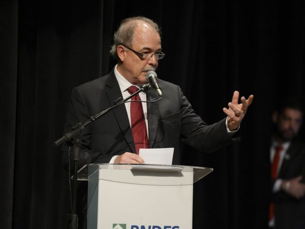 Mercadante toma posse no BNDES e faz discurso em defesa da democracia