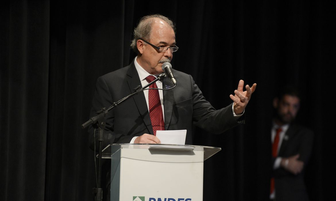 Mercadante toma posse no BNDES e faz discurso em defesa da democracia