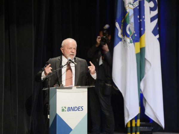 Lula diz que não há justificativa para Selic estar em 13,75% ao ano